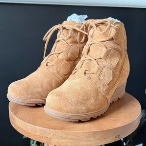 Sorel suede boots - tan - size 8 1/2